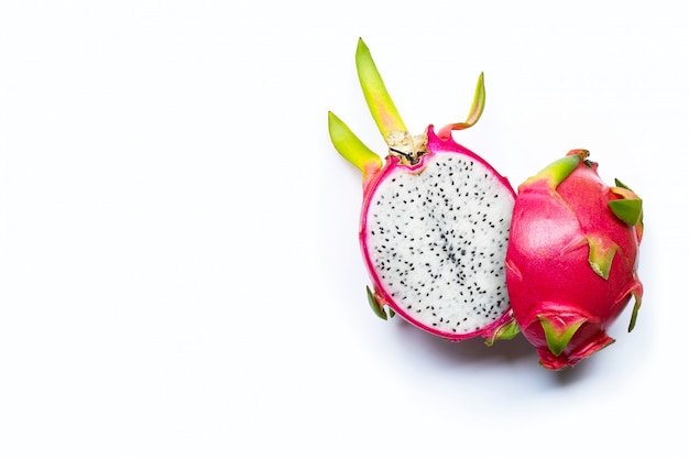 Frutto del drago o pitaya isolato su sfondo bianco.