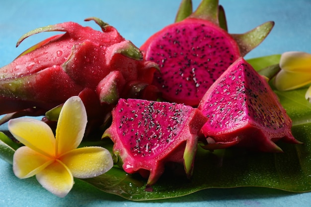 Frutto del drago (Pitaya, Pitahaya) Tagliato a metà, uno intero, due pezzi a fette