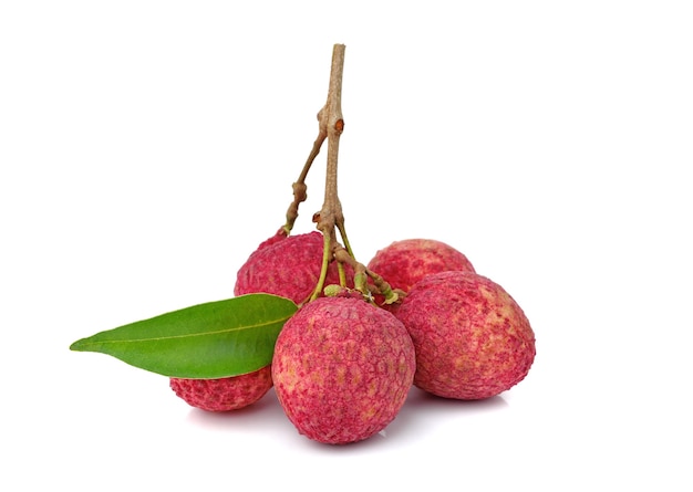 Frutto del litchi isolato su bianco