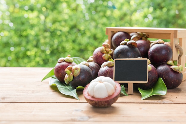 Frutto del mangostano fresco sulla tavola di legno