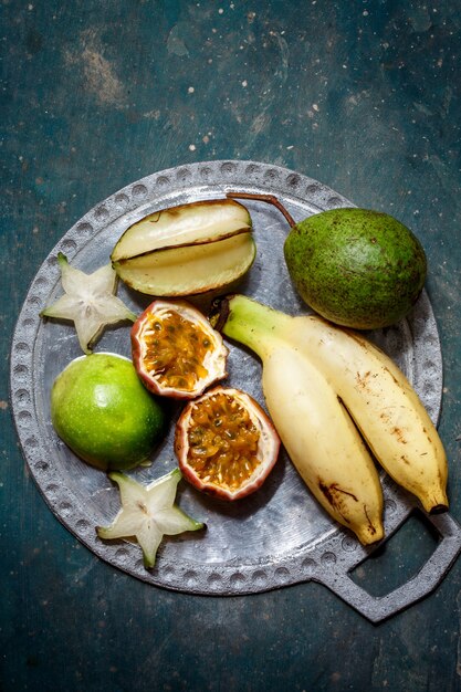 Frutto della passione, banane, carambola su un piatto di metallo