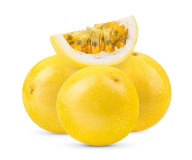 Frutto della passione giallo con foglie isolate su sfondo bianco