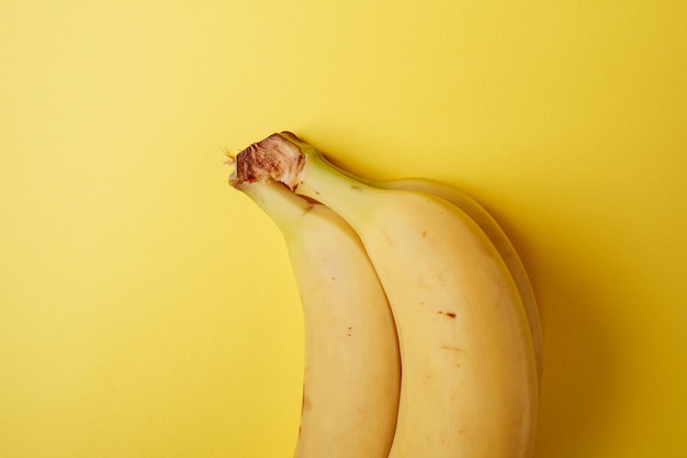 Frutto di banana su giallo