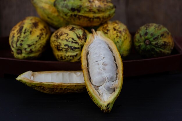 Frutto di cacao fresco con scricchiolio di cacao (produzione di prodotti del cacao)