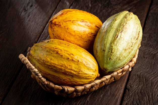 Frutto di cacao maturo sul tavolo