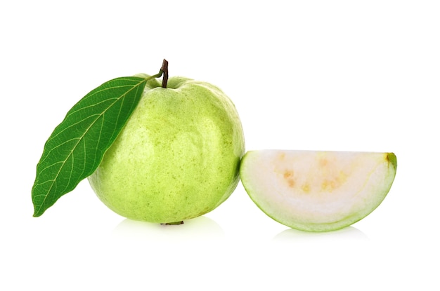 Frutto di guava isolato su sfondo bianco