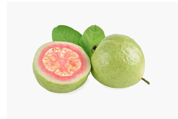 Frutto di guava rosa isolato su sfondo bianco