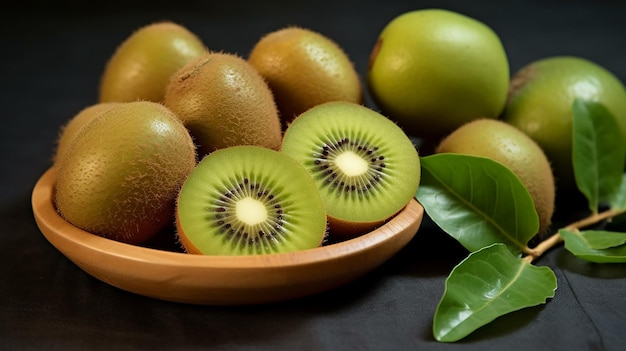 Frutto di kiwi in una ciotola di legno con foglie verdi su sfondo nero