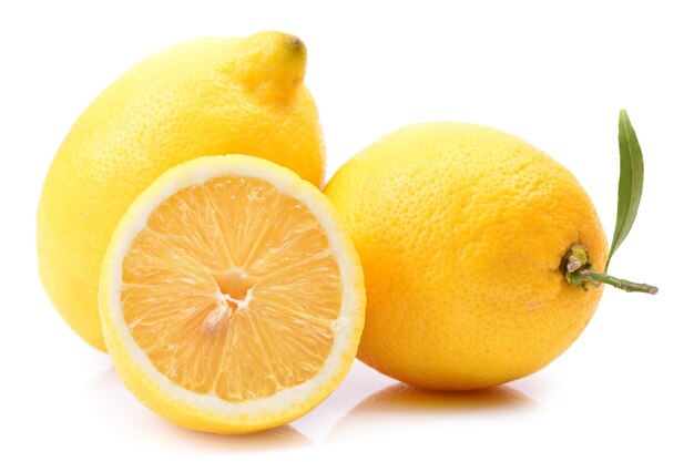 Frutto di limone su bianco