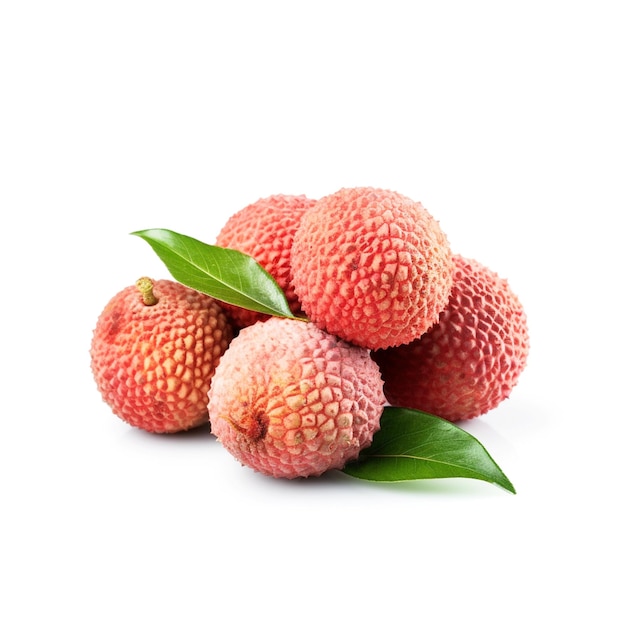 Frutto di litchi con foglie verdi su sfondo bianco