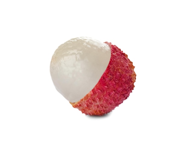 Frutto di litchi maturo mezzo sbucciato isolato su bianco