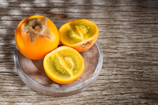 Frutto di lulo o naranjilla su legno