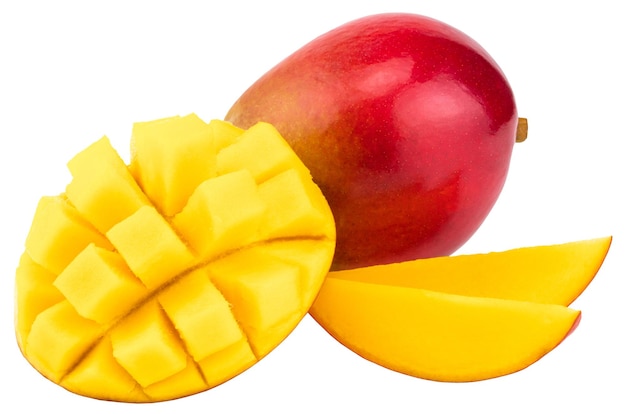 Frutto di mango con cubetti e fette di mango. Isolato su uno sfondo bianco.