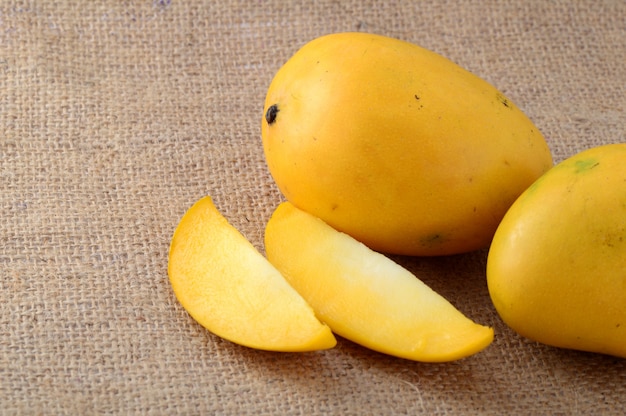 Frutto di mango con fetta sul panno di sacco