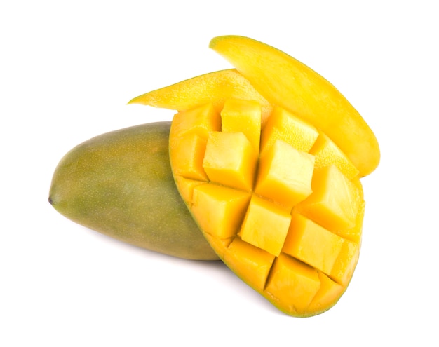 Frutto di mango, cubetti e fette di mango, isolati su uno spazio bianco