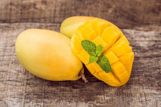 Frutto di mango e cubetti di mango sul tavolo di legno