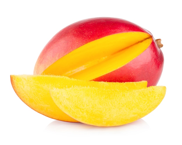 Frutto di mango isolato su sfondo bianco