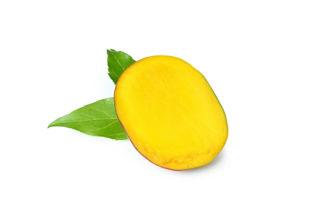 Frutto di mango maturo isolato su sfondo bianco