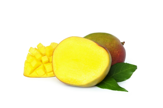 Frutto di mango maturo isolato su sfondo bianco