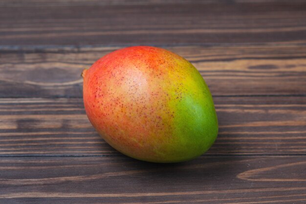 Frutto di mango maturo, si trova su un tavolo di legno