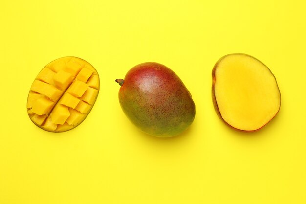 Frutto di mango maturo su giallo, vista dall'alto