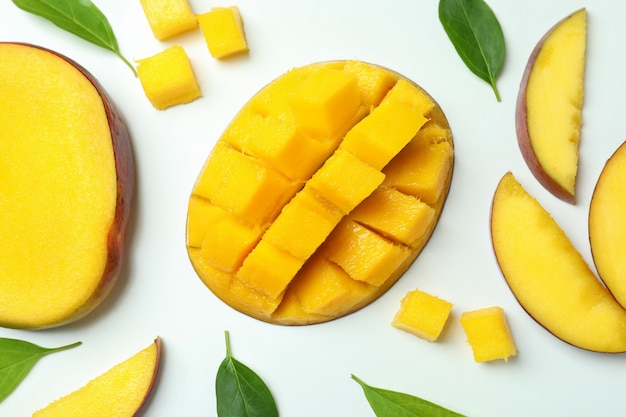 Frutto di mango maturo su sfondo bianco, vista dall'alto