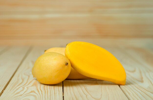 Frutto di mango sul tavolo di legno Concetto di frutta tropicale