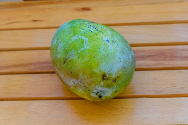 Frutto di mango verde su un tavolo di legno