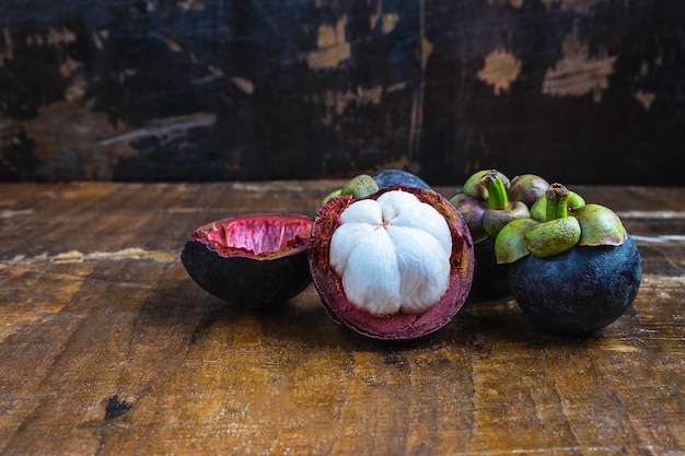 Frutto di mangostano fresco su un tavolo di legno