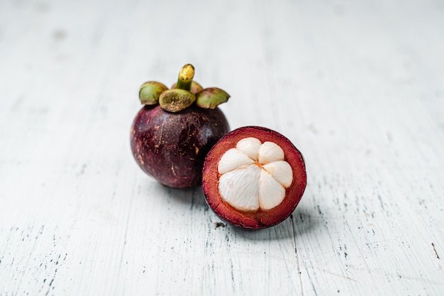 Frutto di mangostano su fondo di legno bianco,frutta estiva