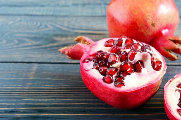 Frutto di melograno maturo per fare il succo di melograno fresco sulla tavola di legno