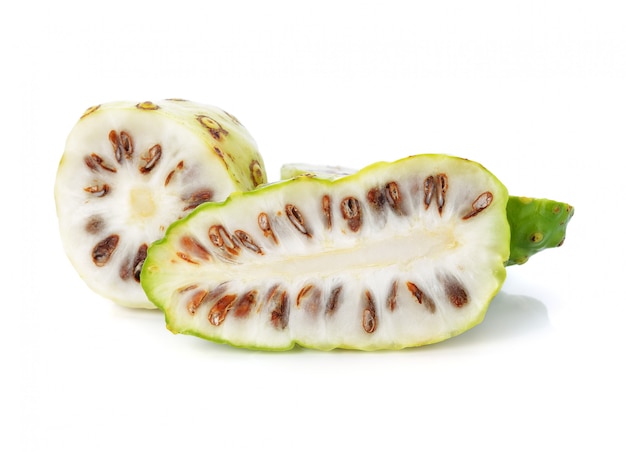 Frutto di noni su bianco