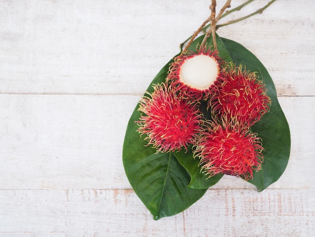 Frutto di rambutan fresco con foglie verdi