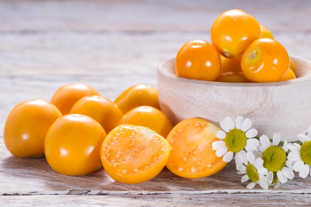 Frutto di uchuva uvilla aguaymanto sul tavolo Physalis peruviana