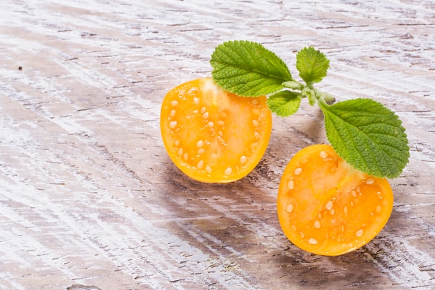 Frutto di uchuva uvilla aguaymanto sul tavolo Physalis peruviana