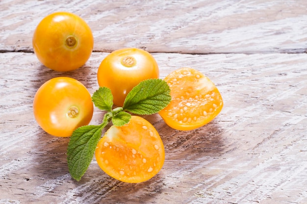 Frutto di uchuva uvilla aguaymanto sul tavolo Physalis peruviana