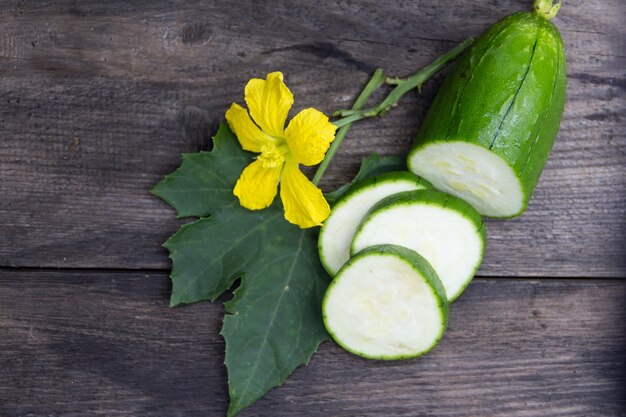 Frutto e fiore della luffa verde utilizzata per la cucina asiatica