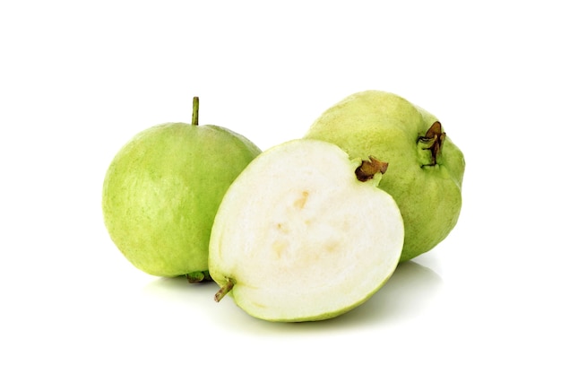 Frutto Guava fresco isolato su sfondo bianco