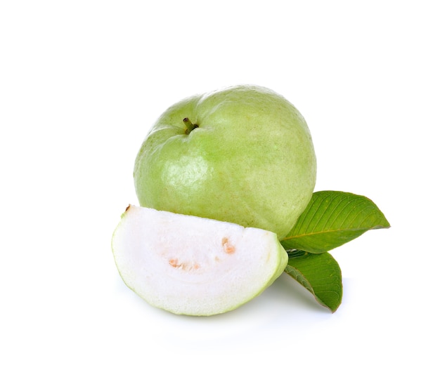 Frutto guava fresco sulla parete bianca