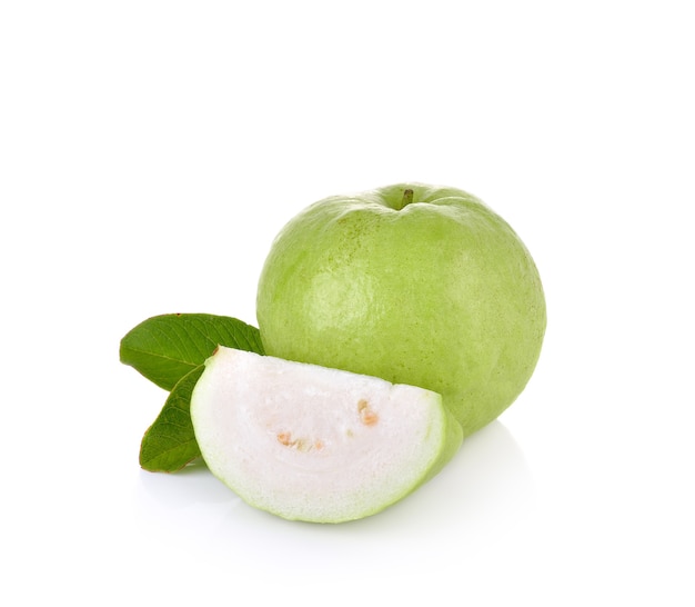 Frutto guava fresco sulla parete in legno