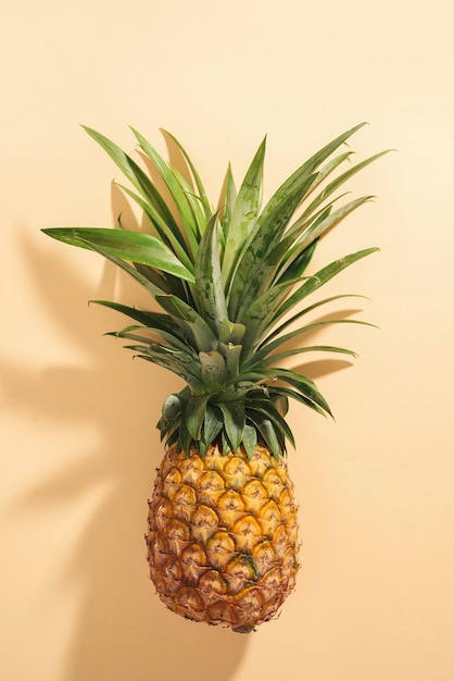 Frutto intero di ananas maturo isolato su sfondo bianco