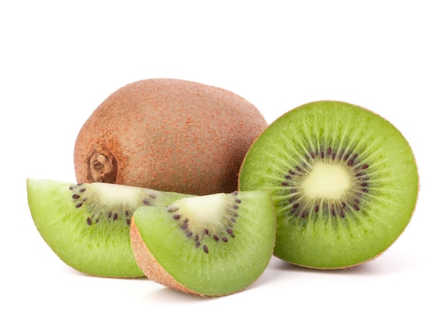 Frutto intero di kiwi e suoi segmenti isolati su un ritaglio su sfondo bianco