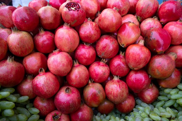 Frutto rosso maturo del melograno nel mercato Fondo di struttura del melograno