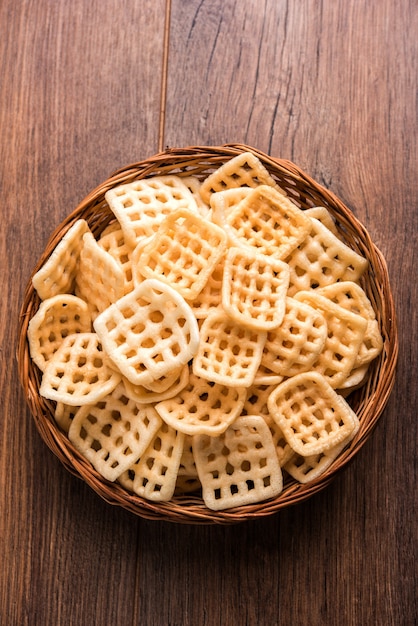 Fryums Papad a scacchi di forma quadrata è un croccante Snack Pellets servito in una ciotola