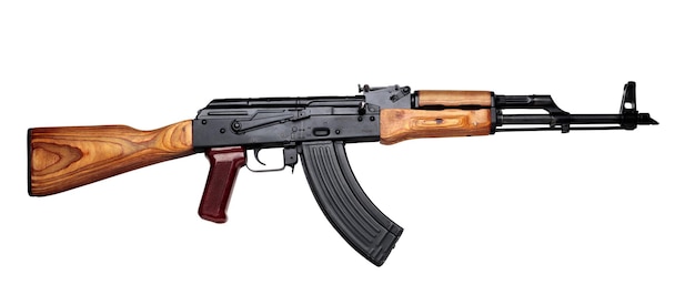 Fucile d'assalto Kalashnikov akm assemblato isolato su sfondo bianco