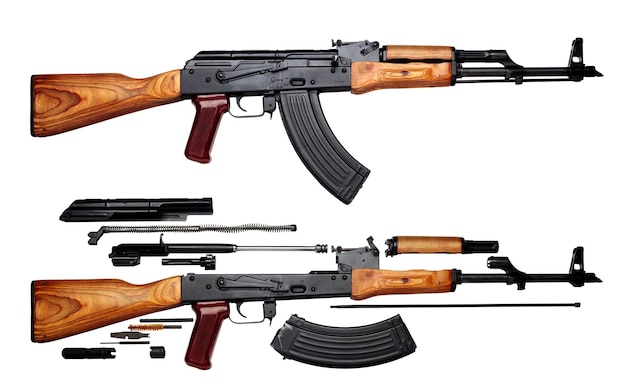 Fucile d'assalto Kalashnikov akm struttura assemblata e smontata isolata su sfondo bianco