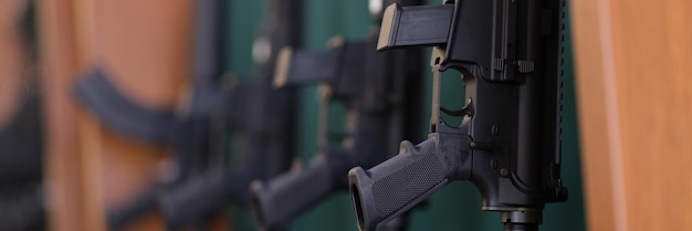 Fucili o fucili ad aria compressa su un rack sono in vendita armi per il concetto di polizia