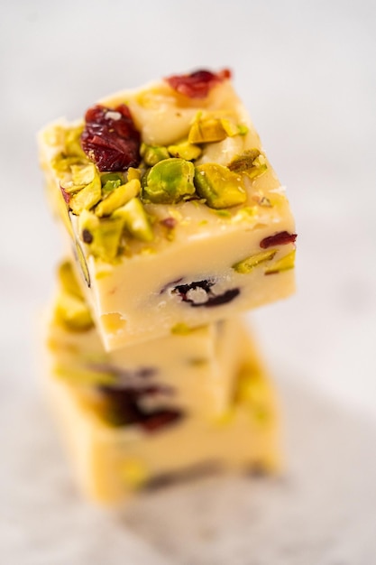 Fudge al pistacchio ai mirtilli rossi