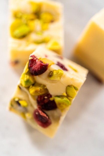 Fudge al pistacchio e mirtillo rosso