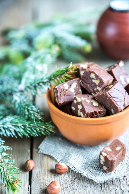 Fudge con nocciole accanto al ramoscello di pino